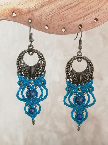 Boucles-d-oreilles-macramé-minéraux-fée-un-rêve-Hathor-lapis-lazuli-bleu
