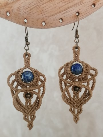 Boucles-d-oreilles-macramé-minéraux-fée-un-rêve-Isis-lapis-lazuli-crème