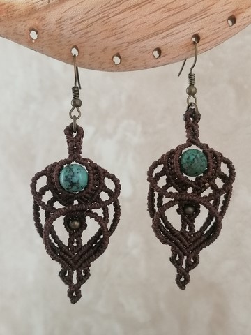 Boucles-d-oreilles-macramé-minéraux-fée-un-rêve-Isis-turquoise-africaine-marron