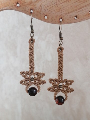 Boucles-d-oreilles-macramé-minéraux-fée-un-rêve-Libellule-oeil-de-taureau-crème