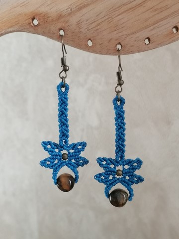 Boucles-d-oreilles-macramé-minéraux-fée-un-rêve-Libellule-oeil-de-tigre-bleu