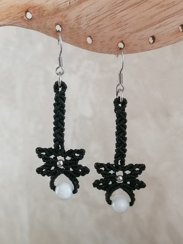 Boucles-d-oreilles-macramé-minéraux-fée-un-rêve-Libellule-péristérite-noir