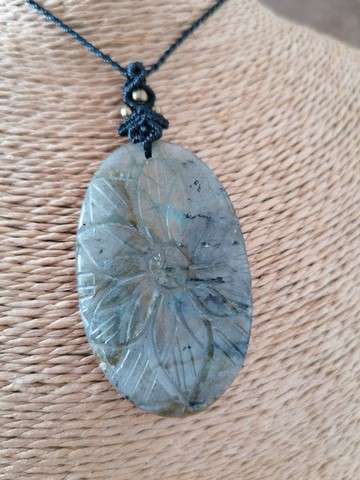 collier-macramé-labradorite-sculptée-fleur-fée-un-rêve-éclat-de-lune
