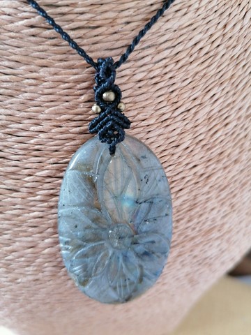 collier-macramé-labradorite-sculptée-fleur-fée-un-rêve-éclat-de-lune