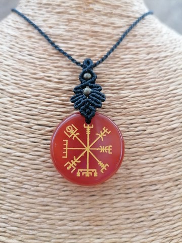 pendentif_vegvisir_collier_femme_macramé_tissage_cornaline